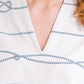 V-Ausschnitt Detail auf dem Damen Shirt von Tailor Box Nähset