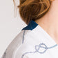 Kragen-Detail auf dem T-Shirt Lea 